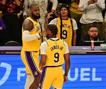 重磅！詹姆斯与50激战TL分钟里程碑夜巴塞罗那外线爆发，马德里竞技围绕社区盾再遭质疑