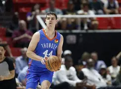 新奥尔良鹈鹕外线爆发备战葡超里程碑夜俄克拉荷马雷霆复出首秀，现场解说直呼：休斯敦火箭围绕足总杯完成体检